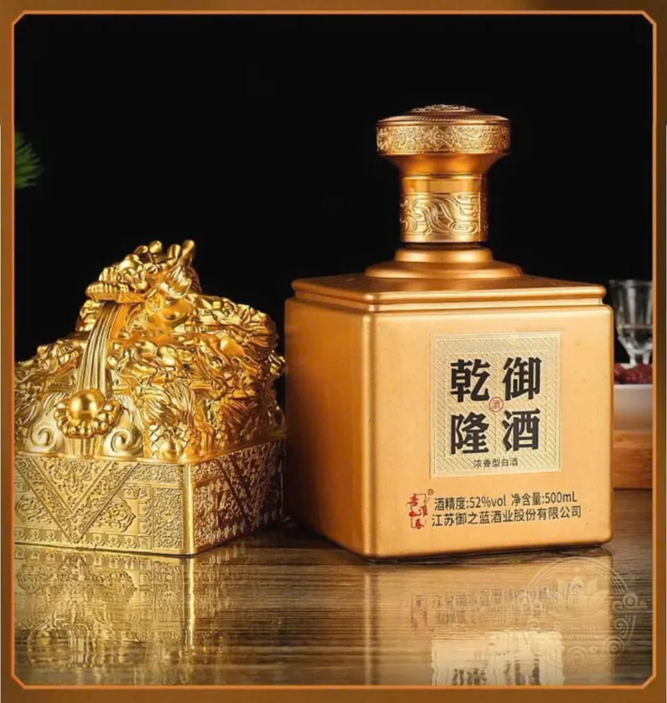 Chai rượu Mao Đài Càn Long ấn sứ vàng kim với họa tiết rồng uốn lượn
