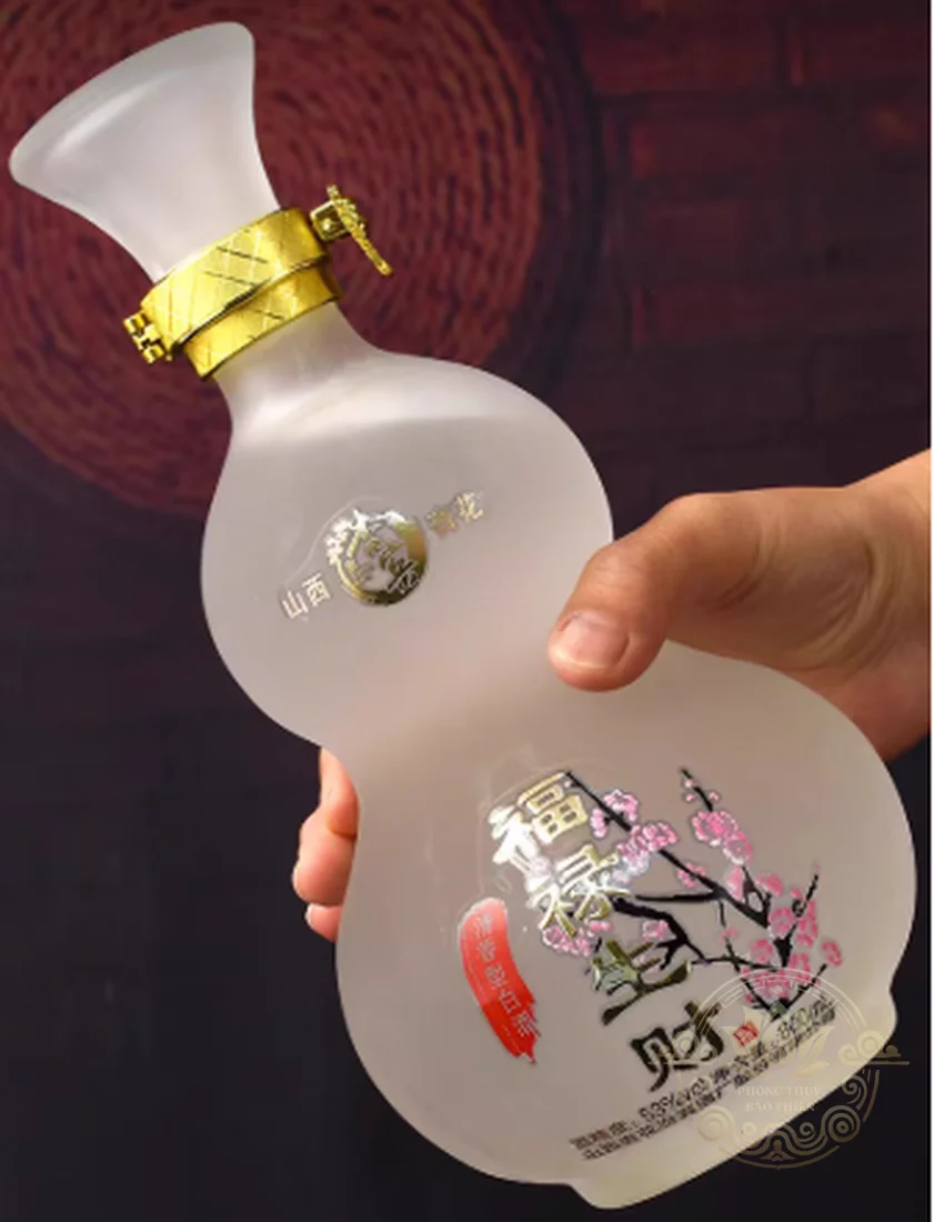 Cận cảnh thân Rượu Mao Đài Phúc Lộc Sinh Tài hồ lô sứ trắng in hoa mai vàng, nắp ánh kim