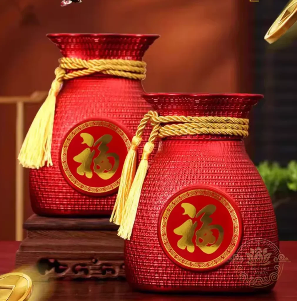 Chai rượu Mao Đài Phúc Mãn Đường đỏ dáng túi lụa với chữ "福" vàng nổi bật