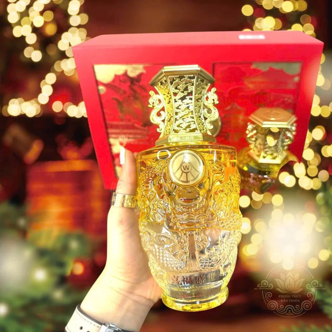 Rượu Ngũ Lương Dịch Hoàng Long dâng lễ